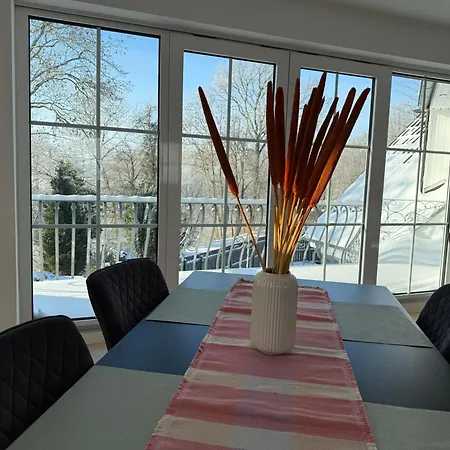 Daire Luxurioese 3-zimmer-villa-wohnung In Misburg-sued