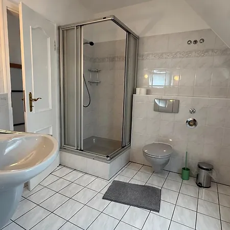 Luxurioese 3-zimmer-villa-wohnung In Misburg-sued Apartment