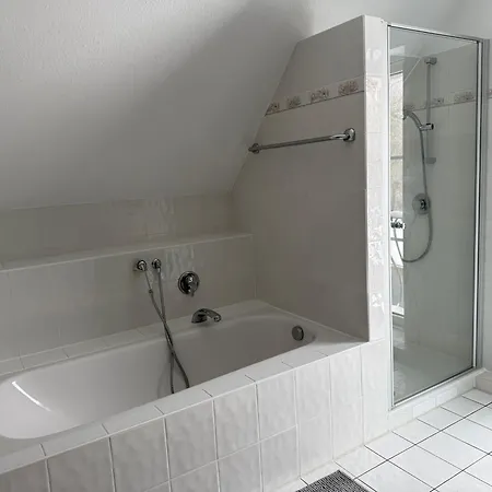 Luxurioese 3-zimmer-villa-wohnung In Misburg-sued Apartment *